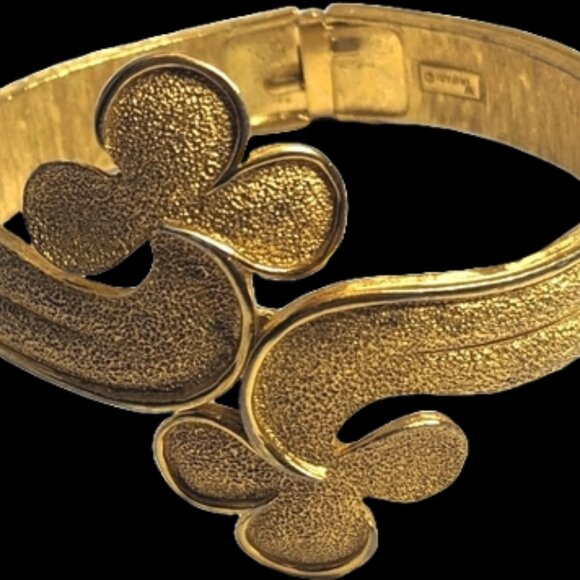 Rare Vintage Trifari Gold-Tone 7” Textured Clamper Bracelet - Picture 3 of 9